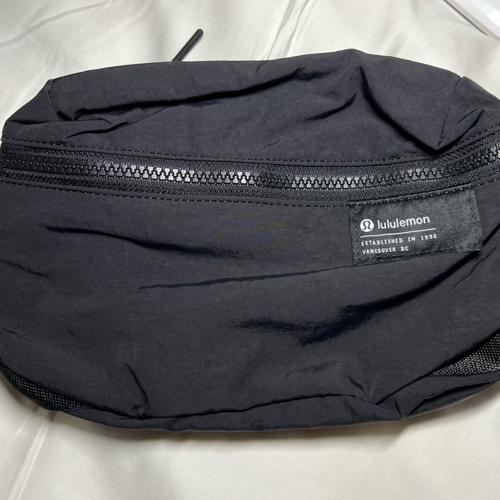 Lululemon Clean Lines - Belt bag Black NWT